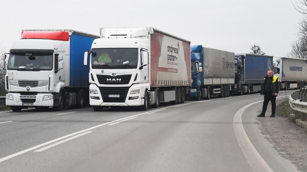 Upozorňujeme autodopravcov na kontroly na hraničných priechodoch